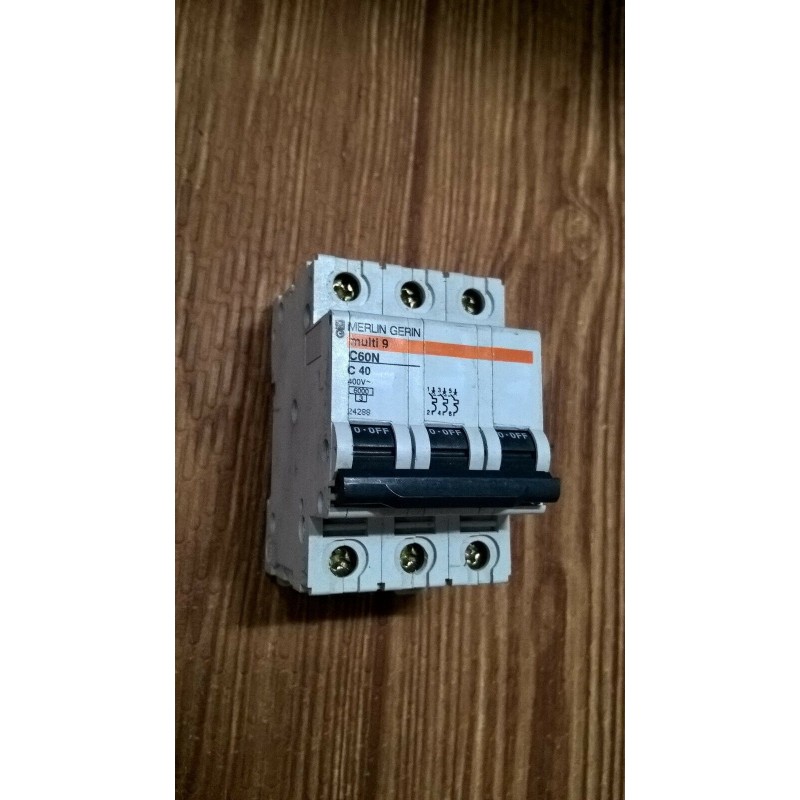 magnetotermico 3 moduli 3P 40A - 6KA cod. 24288 Merlin Gerin